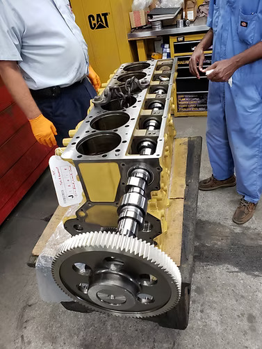 Técnico realizando reparación de motor diésel en taller de Miami